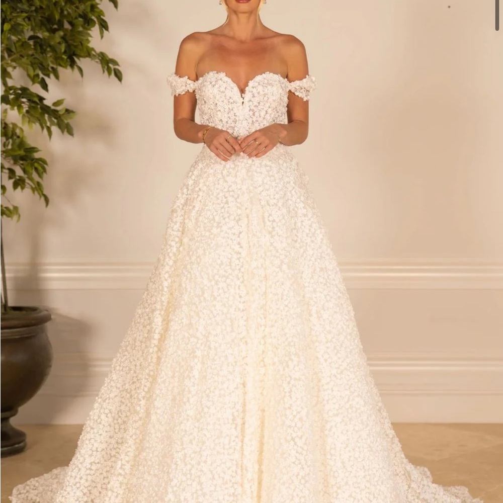 Reem Acra Nepal LIKE NEW Wedding Gown